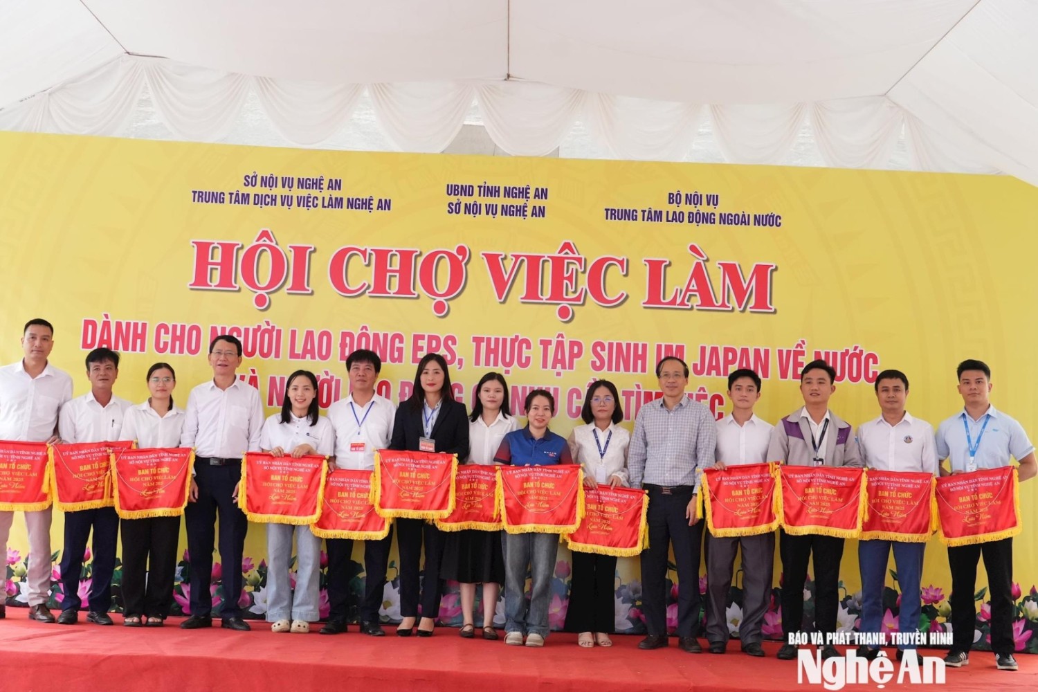 BTC trao cờ lưu niệm cho các đơn vị tham gia